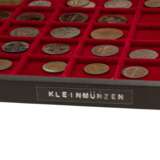 Diverse Münzen und Medaillen in Schubfächern - фото 4