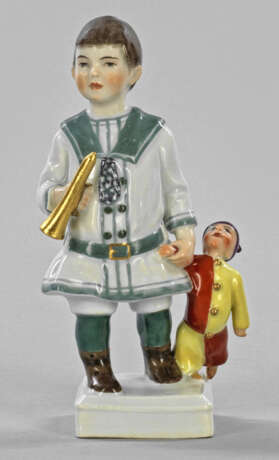 Kind mit Trompete und Kasperle - Foto 1
