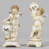 Zwei Amorfiguren mit Vase - photo 1