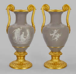 Prachtvolle Henkelvase mit Pâte-sur-pâte-Malerei