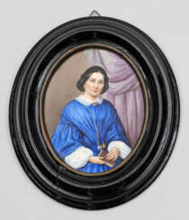 Porzellanbild einer Dame in blauem Kleid