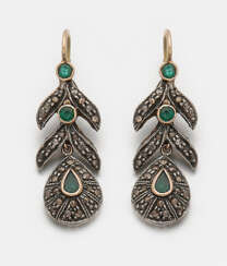 Paar russische Smaragd-Ohrgehänge