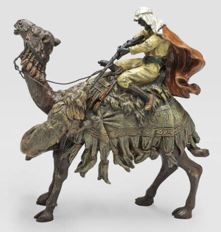 Auf einem Kamel reitender Araber im Kampf mit einem Löwen - фото 1