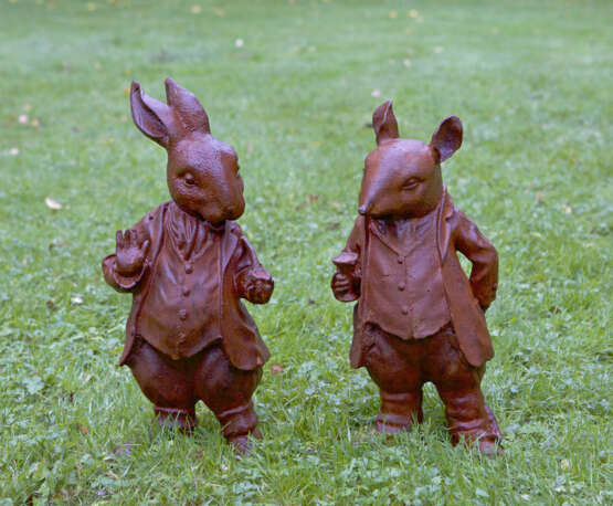 Zwei Gartenfiguren von Peter Rabbit und Mr Ratty - фото 1