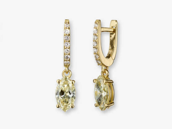 Ein Paar Ohrgehänge verziert mit Diamanten im Marquiseschliff und Brillanten - Belgien - фото 1