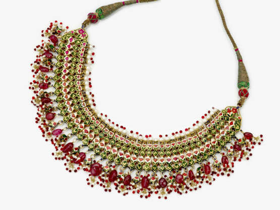 Prächtig verziertes indisches Hochzeitscollier besetzt mit natürlichen Spinellen, Perlen, Diamantrosen und Email - Indien, Rajasthan um 1910 - фото 2