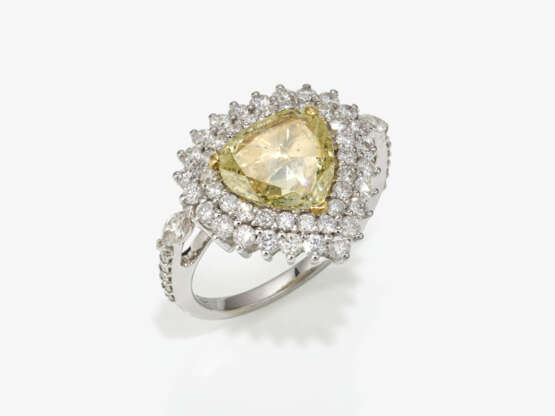 Ring mit einem gelben Brillant und Diamanten - - photo 1