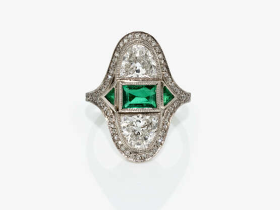 Exquisiter Art Dèco Ring besetzt mit Diamanten und Smaragden - Deutschland, um 1925 - Foto 2