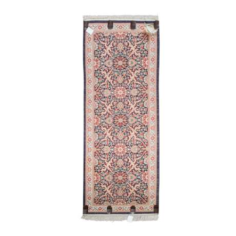 Orientteppich aus Seide. GHOM/PERSIEN, 20. Jh., 153x61 cm. - Foto 2