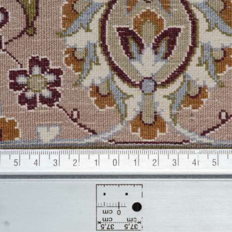 Orientteppich mit Seide. ISFAHAN/PERSIEN, 20.Jh., 235x160 cm. - photo 4