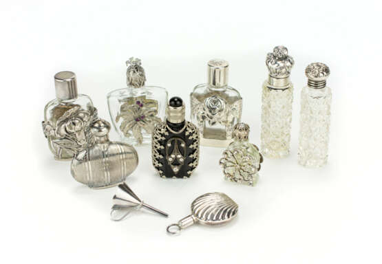 Konvolut Miniaturflakons und ein Miniatur-Parfumtricher - фото 1