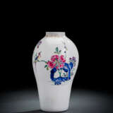 Glas-Balustervase mit Chinoiserie-Dekor - фото 32