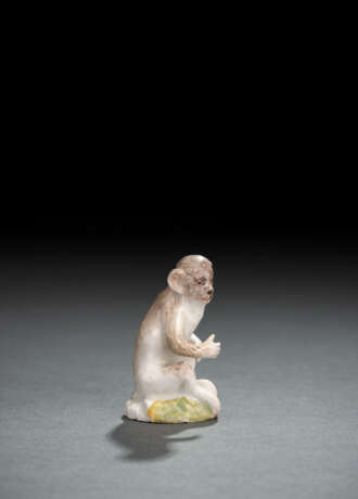 Miniaturmodell eines sitzenden Affen - photo 1