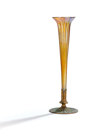 Flötenvase mit Bronzefuß - photo 1