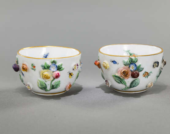 Paar Teetässchen mit applizierten Blüten - photo 1