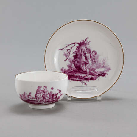 Teetasse und Untertasse mit Purpurmalerei - фото 1
