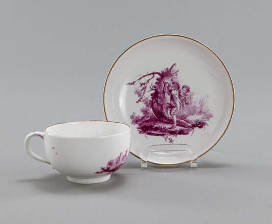 Teetasse und Untertasse mit Purpurmalerei - photo 2