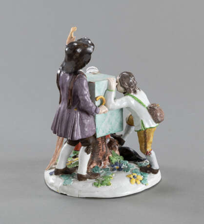 Figurengruppe mit Schausteller mit Peepshow und Kindern - фото 3