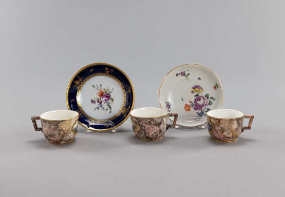Drei Tassen mit Marmor-Trompe-d'Oeil und Sepia-Landschaften und zwei Unterteller mit Blumen - Foto 2