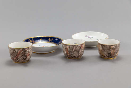 Drei Tassen mit Marmor-Trompe-d'Oeil und Sepia-Landschaften und zwei Unterteller mit Blumen - photo 3