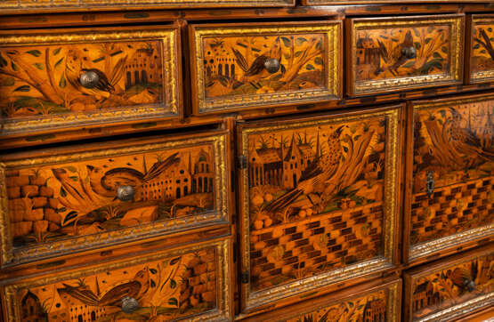 Seltenes Renaissance-Kabinett mit feiner Landschafts- und Vogelmarketerie - Foto 9