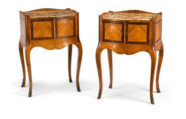 Paar Louis-XV-Stil Beistell-Kabinette