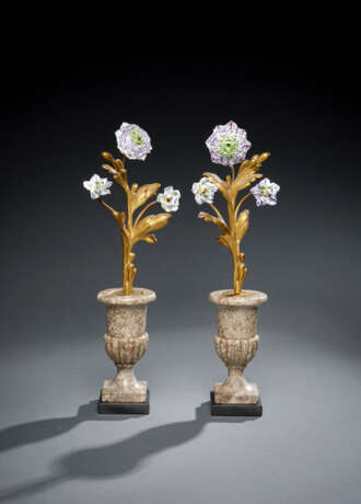 Paar Ziervasen mit Porzellan-Blüten - фото 1