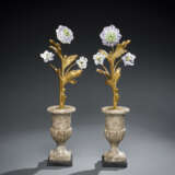 Paar Ziervasen mit Porzellan-Blüten - Foto 1