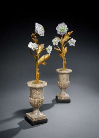Paar Ziervasen mit Porzellan-Blüten - Foto 2