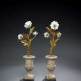 Paar Ziervasen mit Porzellan-Blüten - фото 3