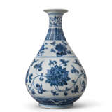 AN IMPORTANT AND VERY RARE EARLY-MING BLUE AND WHITE PEAR-SHAPED BOTTLE VASE, YUHUCHUNPING - photo 1