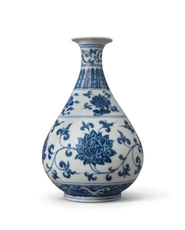 AN IMPORTANT AND VERY RARE EARLY-MING BLUE AND WHITE PEAR-SHAPED BOTTLE VASE, YUHUCHUNPING - photo 1