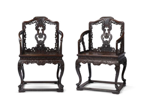 AN IMPORTANT PAIR OF WESTERN STYLE ‘ACANTHUS LEAVES’ IMPERIAL ZITAN ARMCHAIRS - Foto 1