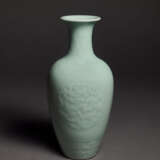 A FINE AND VERY RARE CARVED CELADON-GLAZED ‘CHILONG’ VASE - photo 1