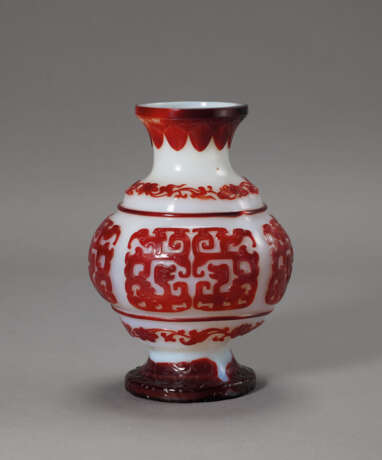 AN IMPERIAL RED-OVERLAY WHITE GLASS ‘KUI-DRAGON’ VASE - photo 1