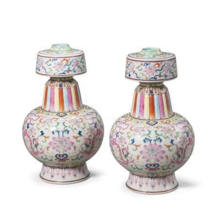 A PAIR OF FAMILLE ROSE TIBETAN-STYLE ALTAR VASES, BENBAPING - фото 1