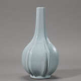 A RARE AND FINE GUAN-TYPE PENTA-LOBED BOTTLE VASE - фото 1