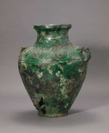 A RARE AND LARGE BRONZE RITUAL WINE VESSEL, LEI - Foto 1