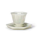 A VERY RARE WHITE JADE HEXAGONAL FLUTED CUP AND CUP STAND - фото 1