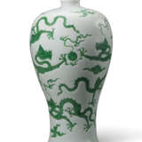 A RARE MING-STYLE INCISED AND GREEN-ENAMELLED ‘DRAGON’ VASE, MEIPING - фото 1