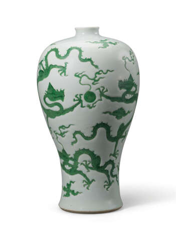 A RARE MING-STYLE INCISED AND GREEN-ENAMELLED ‘DRAGON’ VASE, MEIPING - Foto 1