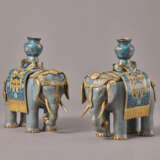 A PAIR OF PALE GREY-BLUE CLOISONNE ENAMEL FIGURES OF ELEPHANTS - Foto 1