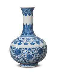 A FINE BLUE AND WHITE ‘MING-STYLE’ BOTTLE VASE