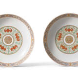 A PAIR OF POLYCHROME ENAMEL AND GILT-DECORATED DISHES - фото 1