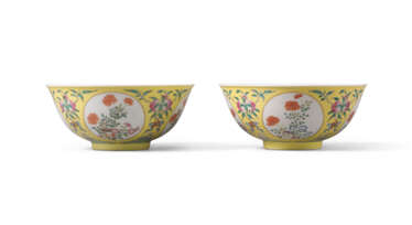 A PAIR OF FAMILLE ROSE YELLOW-GROUND ‘FLOWER’ MEDALLION BOWLS