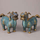 A PAIR OF CLOISONNE ENAMEL FIGURES OF QILIN - фото 1