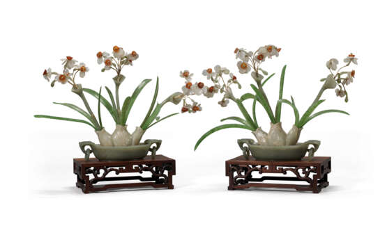 A PAIR OF JADE AND HARDSTONE NARCISSUS POTTED PLANTS - фото 1