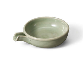 A RARE LONGQUAN CELADON POURING VESSEL, YI