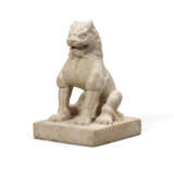 A FINELY CARVED MARBLE FIGURE OF A LION - Foto 1