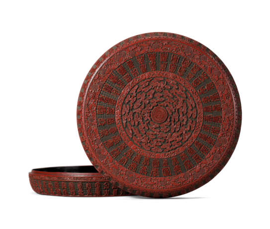 A RARE LARGE CINNABAR LACQUER ‘SHOU CHARACTERS’ CIRCULAR BOX AND COVER - фото 1